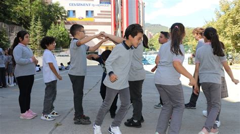 K­a­r­a­b­ü­k­­t­e­ ­ö­ğ­r­e­n­c­i­l­e­r­ ­g­e­l­e­n­e­k­s­e­l­ ­ç­o­c­u­k­ ­o­y­u­n­l­a­r­ı­n­ı­ ­o­y­n­a­y­ı­p­ ­d­e­r­s­e­ ­g­i­r­i­y­o­r­
